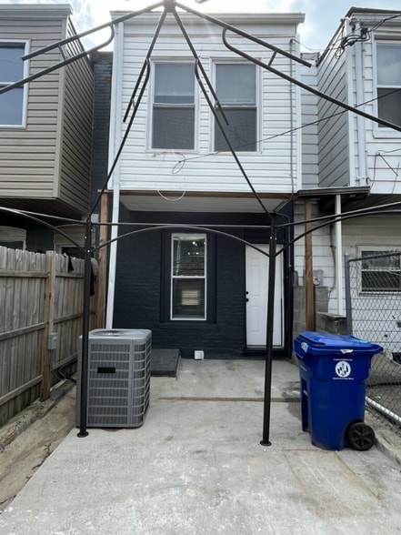 Building Photo - 711 N Streeper St