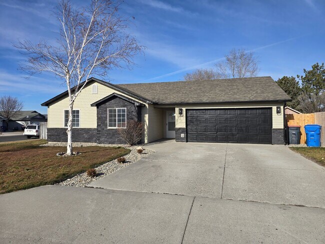 Building Photo - Spacious 3 Bed | 2 Bath on Large Corner Lot – Twin Falls