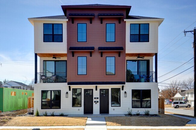 Primary Photo - 3202 Forest Park Blvd