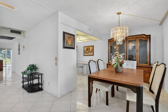 Building Photo - 2035 Ainslie C