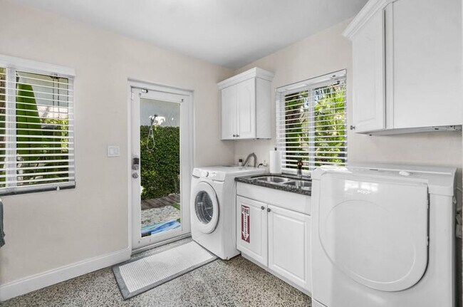 Building Photo - 3310 NE 18th St