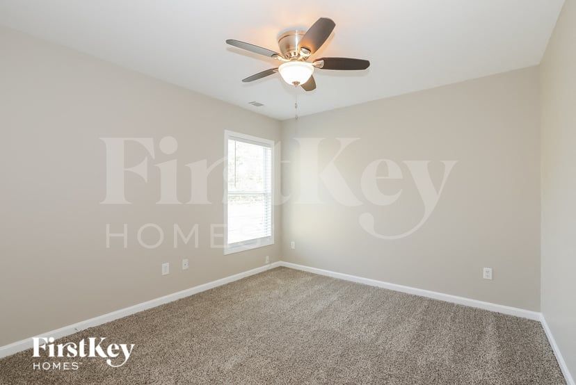 Building Photo - 1530 Hedington Cir SE