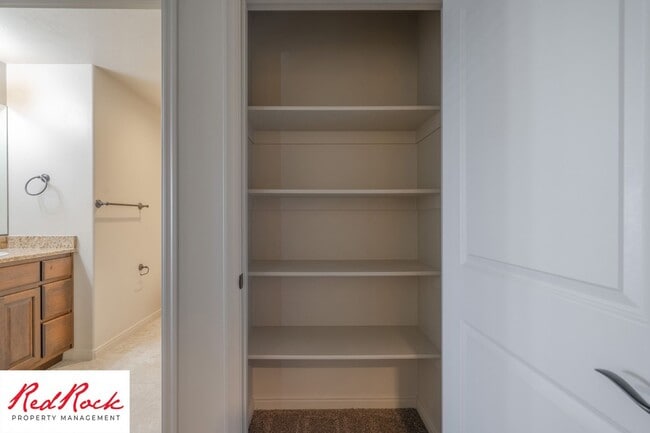 Building Photo - Lovely townhome with Community Pool!
