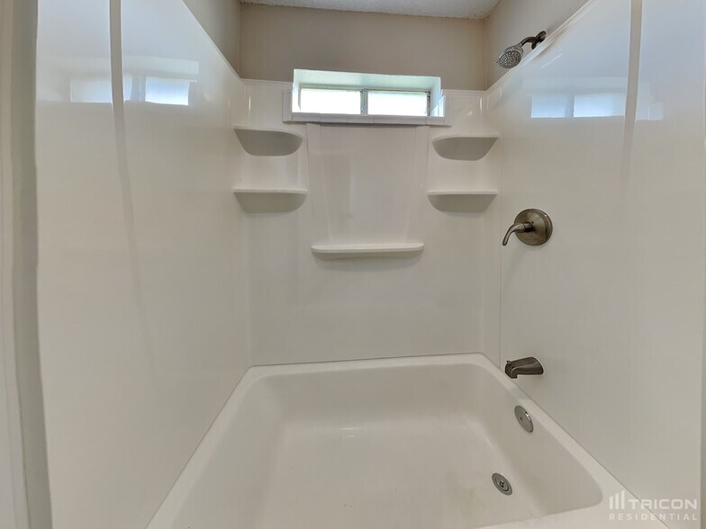 Building Photo - 1612 Chapman Dr