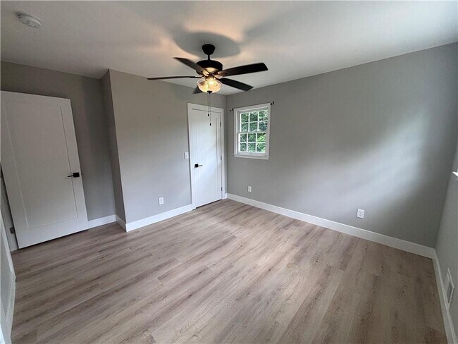 Building Photo - 921 James Ct NW