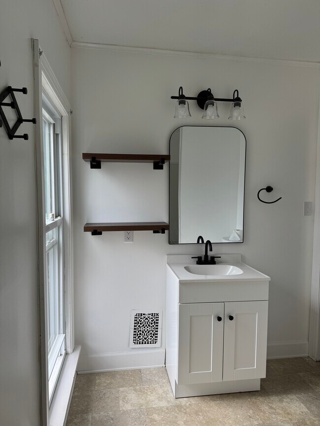 Building Photo - 1006 Academy St