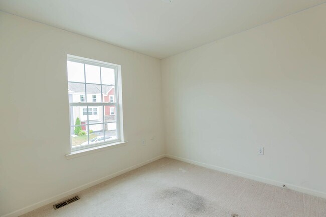 Building Photo - 3 Bed, 2.5 Bath, Townhome in Ranson, WV