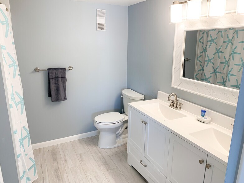 Master Bathroom ensuite - 9825 Harrell Ave