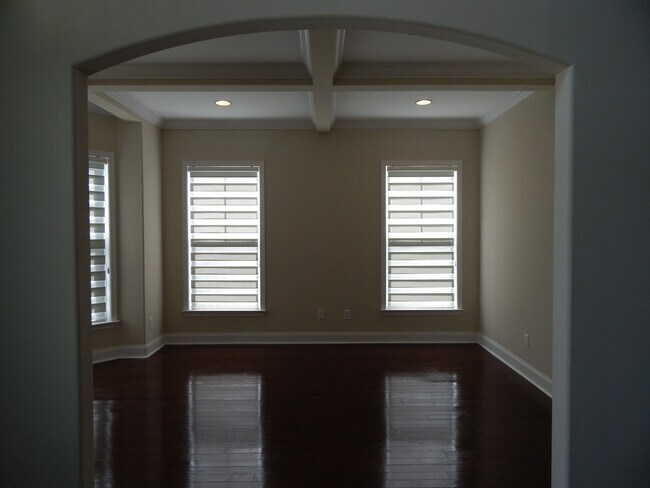 Building Photo - Spacious 6 bedroom, 4 bathroom home!