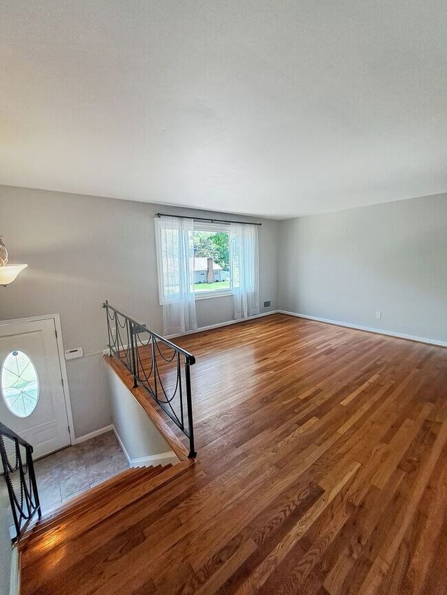 Building Photo - Coming Soon! Attractive Mid Century Modern...