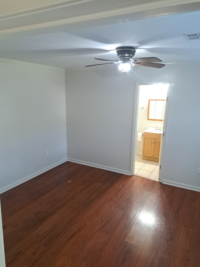 Building Photo - 902 Oaklawn Ave