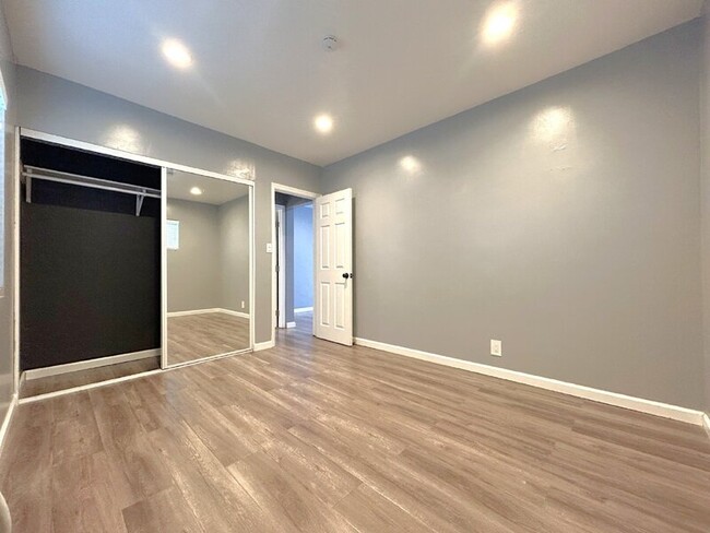 Building Photo - 6048 Seville Ave
