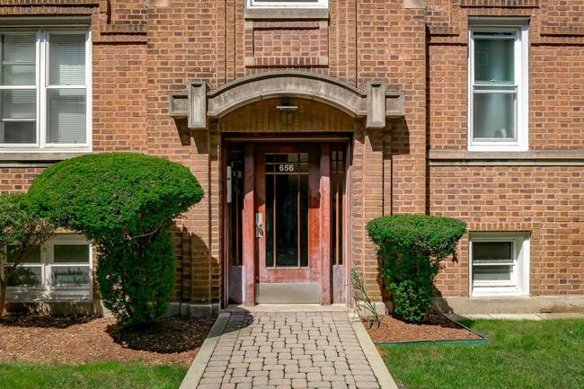 Building Photo - 656 W Oakdale Ave