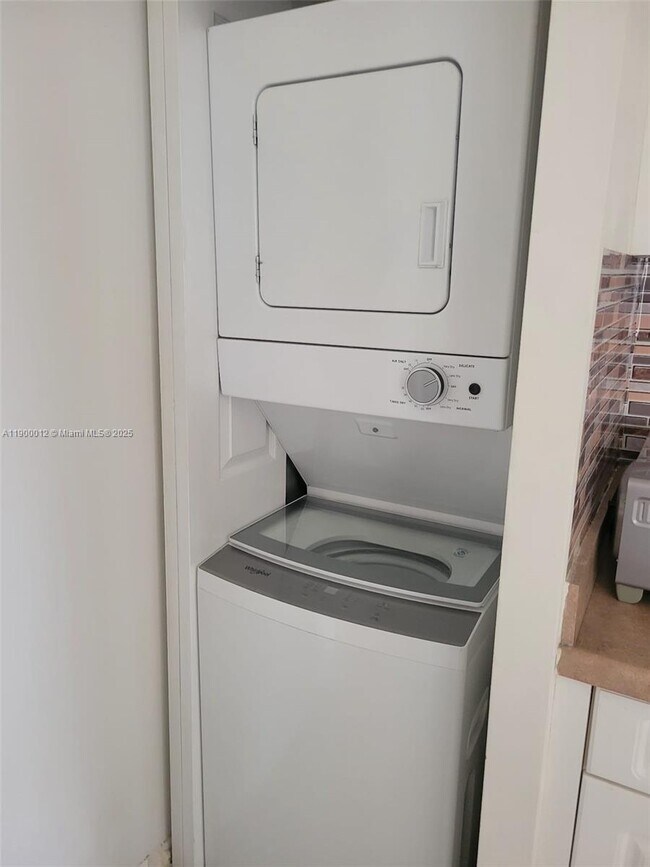 Building Photo - 17150 N Bay Rd