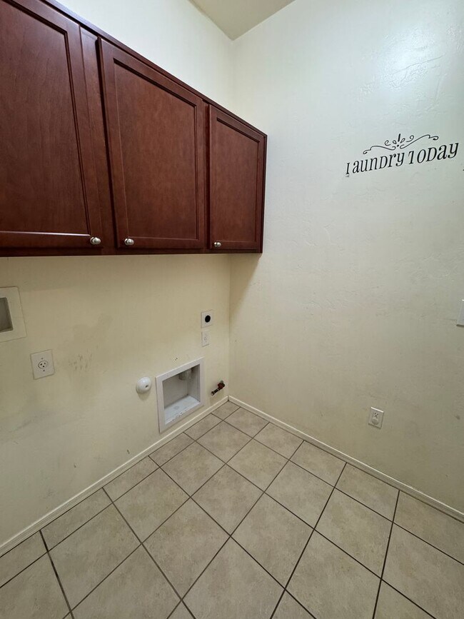 Building Photo - 4 bedroom 2 bath home