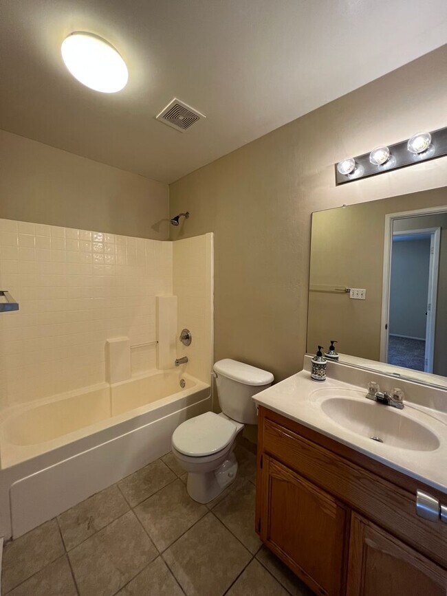 Building Photo - 2902 Tar Springs Ave