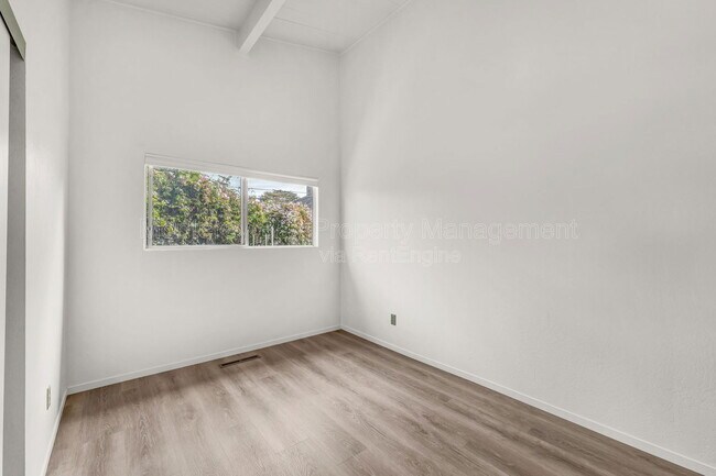 Building Photo - 215 Willow St