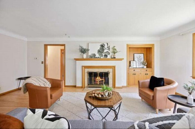 Large bright living room. Large windows. Lots of light - 5709 Goodrich Ave