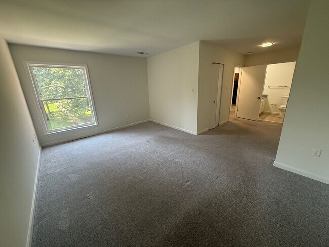 Building Photo - 2 Bedroom condo with Den in Annapolis