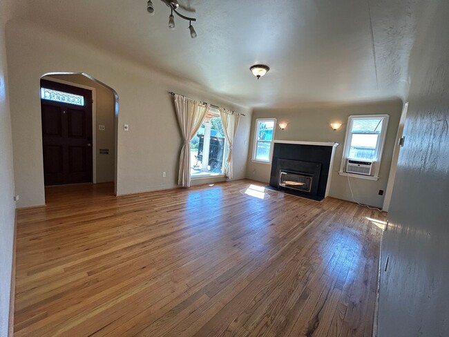 Building Photo - 2 Bed, 1 Bath Home Move in Ready!