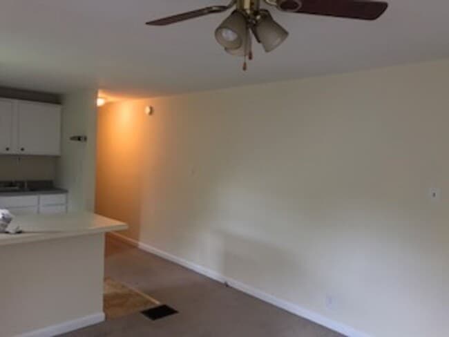 Building Photo - Roomy 1 Bedroom