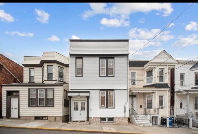 Building Photo - 1111 53rd St