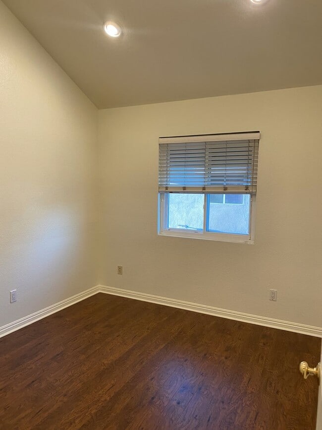 Building Photo - Awesome Townhouse in El Segundo w/Laundry in Unit, Garage and Pool