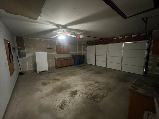 Building Photo - 8978 Gardengate Dr