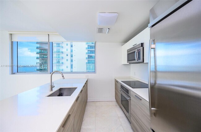 Building Photo - 1300 Brickell Bay Dr
