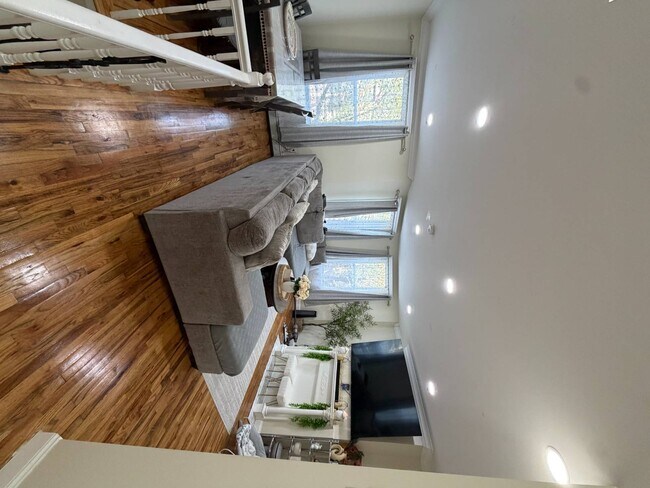 Building Photo - 1141 Beach Ave