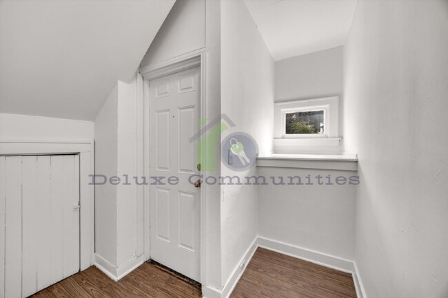 Building Photo - Charming 1 Bedroom with Natural Light & Basement Laundry