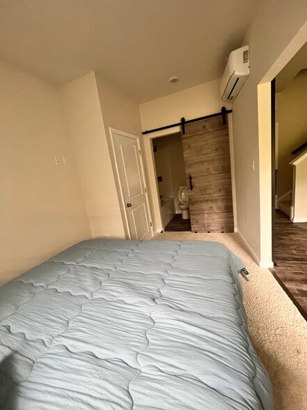 Building Photo - 2067 Hinshaw Dr