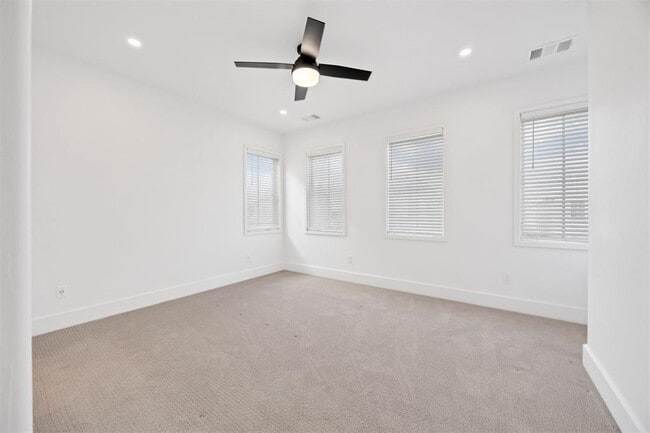 Building Photo - 966 Hangar Dr