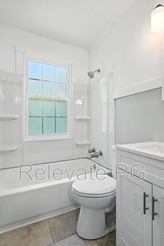 Building Photo - 1600 Glenside Dr