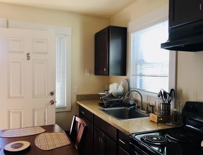 Building Photo - 4550 Lakeshore Blvd