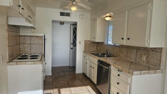 Building Photo - 956 W Antonio Dr