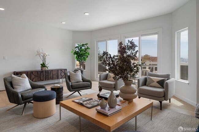 Building Photo - 628 Los Palmos Dr