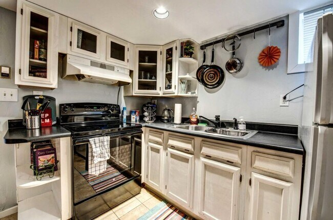 Building Photo - Charming one-bedroom unit with bonus room ...