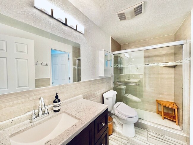 Building Photo - Beautifully Renovated 5 Bedroom House with Large Yard!