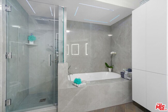 Building Photo - 13600 Marina Pointe Dr