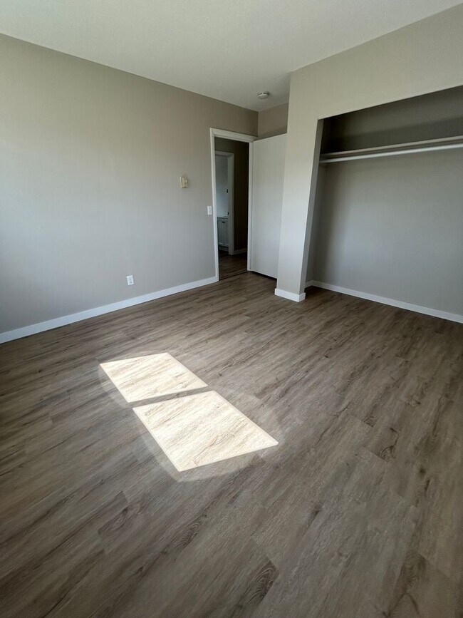 Building Photo - Recently Renovated 2 Bedroom Apartment