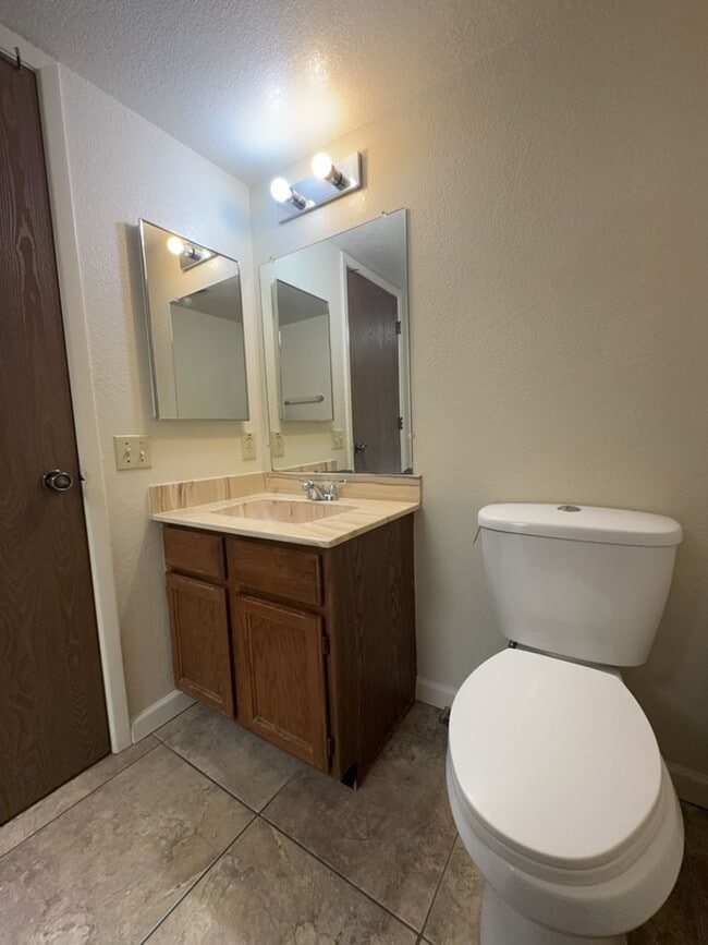 Building Photo - Spacious condo! Includes washer & dryer
