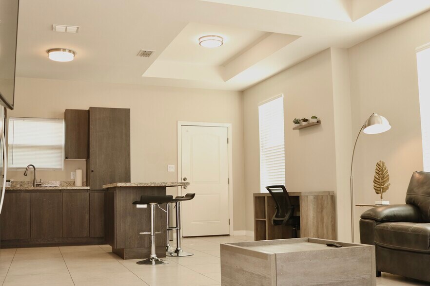 Building Photo - 1510 Deer Hls