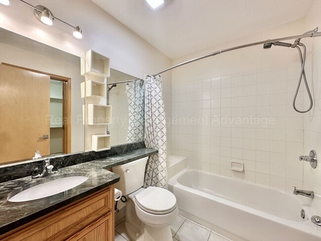 Building Photo - Spacious 2 Bed Condo with Attached Garage