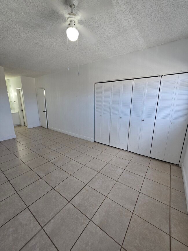 Building Photo - 1305 W 53rd St