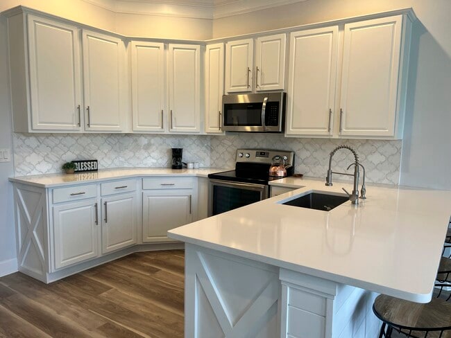 Building Photo - 405 W Silverthorn Ln