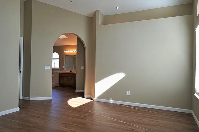 Building Photo - Stunning 4 bedroom 3 bathroom in Roseville!