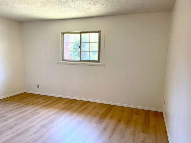 Building Photo - One level 2 bedroom duplex in Forestville! Near downtown!