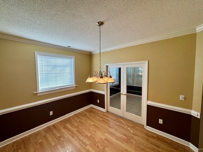 Building Photo - Elegant 2-Story Townhome with Sunroom & Luxury ensuite!