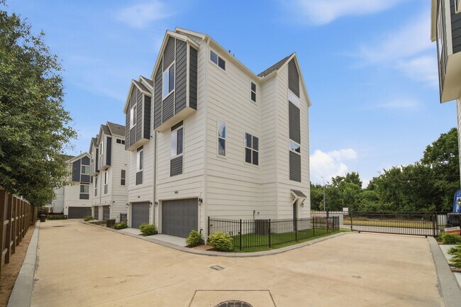 Building Photo - 1648 W Tidwell Rd